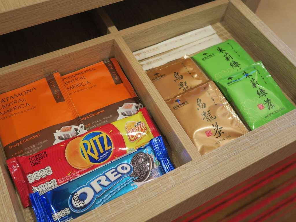 龟山乡 福容大饭店桃园机场捷运a8酒店 客房 照片 A drawer filled with snacks