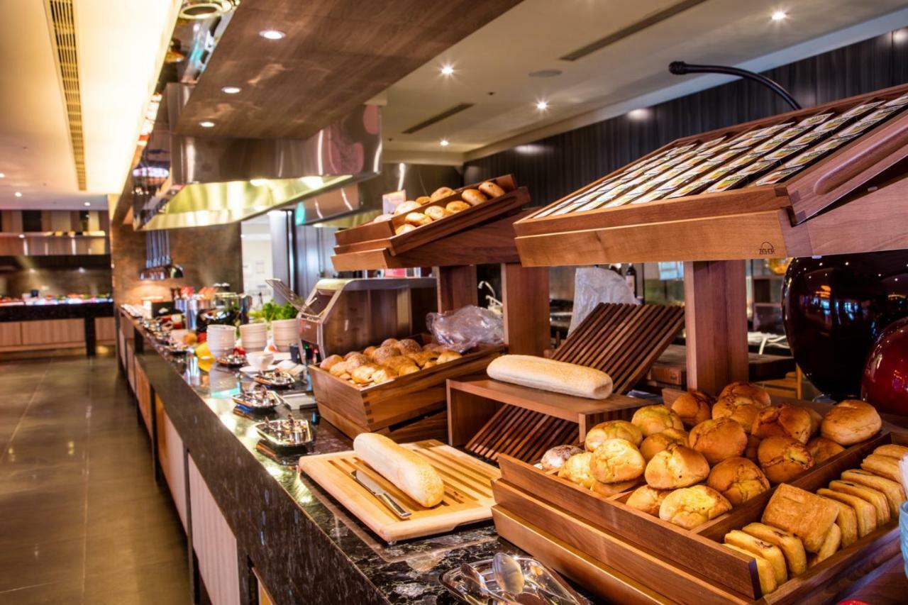 龟山乡 福容大饭店桃园机场捷运a8酒店 外观 照片 A bread station at a buffet